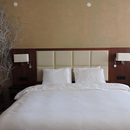 Lakeview Hotel And Resort Otesevo Eksteriør billede